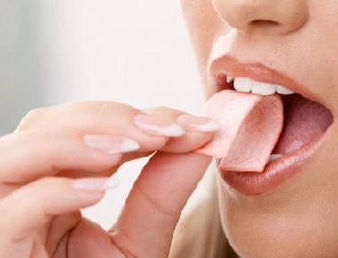 Βίντεο: Τι συμβαίνει στ' αλήθεια αν καταπιείτε την τσίχλα σας;